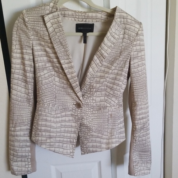 BCBGMaxAzria Jackets & Blazers - BCBG MAXaZRIA Sneak print fitted jacket